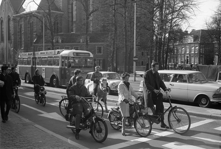 810884 Afbeelding van de voor een verkeerslicht wachtende verkeersdeelnermers op het Janskerkhof te Utrecht, waaronder ...